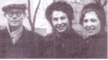苏联解体后，俄国报纸刊登江泽民1955年在莫斯科斯大林汽车厂实习时，曾追求过单身女郎尼娜（中）。（网络图片）