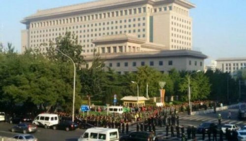 10月11日，数千退伍军人到中共军委“八一大楼”请愿，要求安置、要求生活保障。（网络图片）
