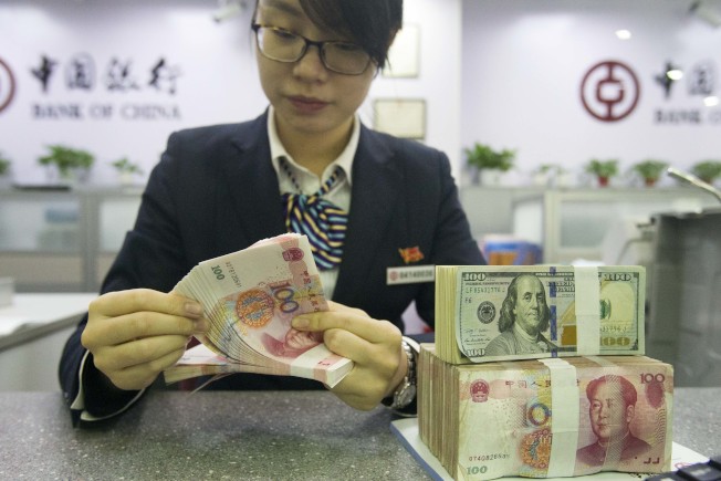中国外汇交易中心11月1日的最新数据显示，人民币对美元汇率中间价报6.7734，较前一交易日下跌93个基点。(中新社)