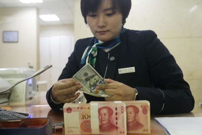 中共官方10月31日公布人民币对美元中间价为6.7641，较前一交易日的6.7858上调217个基点，创下逾一个月的最大涨幅。(中新社)