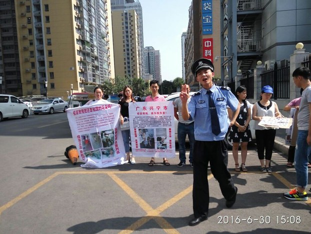2016年6月30日，疫苗受害孩子家长今年7.1前到北京卫计委抗议。（图片来源：疫苗受害者家长）