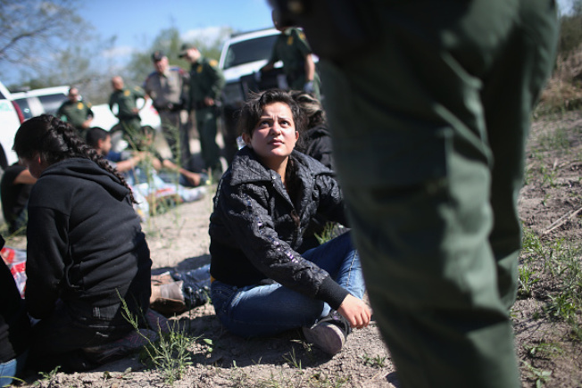 德州Rio Grande City市边界，被逮捕的非法越界进入美国的无证移民档案照片。(Getty Images)