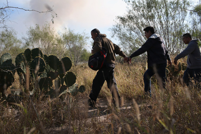 德州Rio Grande City边界外，有打算越界的步行者。(Getty Images)
