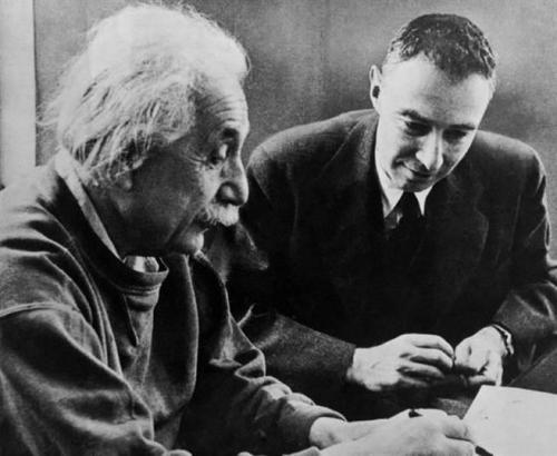 爱因斯坦和原子弹之父罗伯特·奥本海默。(网络图片)
