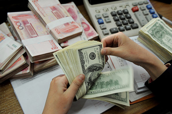 虽然北京一直忙于堵上资金外流的一切渠道，但是前所未有数量的资金在通过阴暗的手段逃离中国放缓的经济和下跌的人民币。（大纪元数据库）