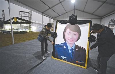 中国首位歼－10女飞行员余旭战机日前在训练中机毁人亡，死无全尸。（网络图片）