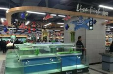 北京超市内活鱼下架，鱼缸无鱼。（志愿者提供/记者乔龙）