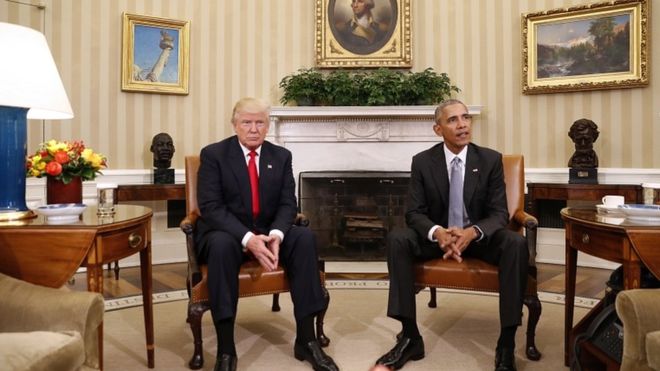 2016年11月10日，美国总统巴拉克・奥巴马与共和党下任总统当选人唐纳德・川普在华盛顿特区白宫椭圆形办公室里会面，并讨论总统职位的过渡计划。（图片来源：Getty Images）