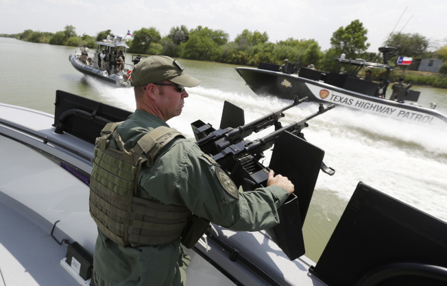 德州与墨西哥边界的葛兰德河，成为偷渡的捷径，大选前三个月，偷渡人数剧增。图为德州边界巡逻员在葛兰德河巡逻。 （美联社）