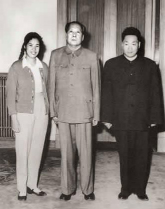 毛泽东和毛岸青、邵华夫妻的合影，毛泽东和韶华十指相扣