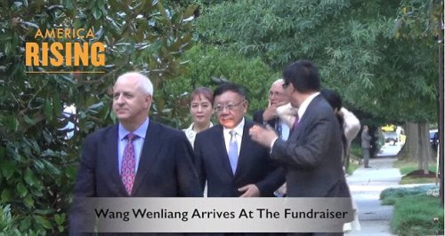 2013年，维吉尼亚州长特里·麦考利夫（左）和中国的亿万富翁王文良（中），共同亮相希拉里宅邸。（视频截图）