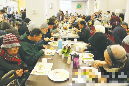 很多社区在感恩节期间，为低收入家庭或露宿者提供免费感恩节大餐。（网络图片）