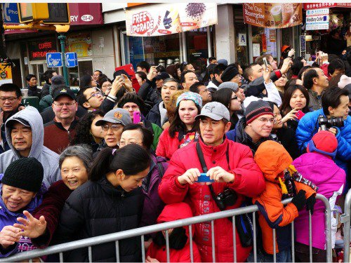 纽约法拉盛唐人街观看游行的华人（网络图片）