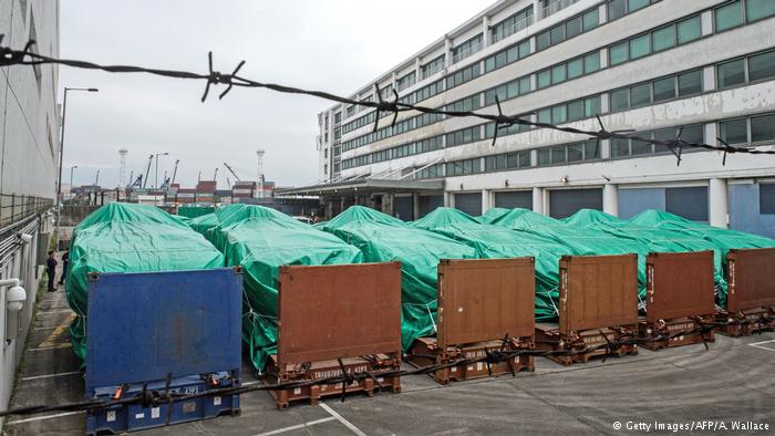 新加坡军用装甲车停放在香港葵涌货柜码头