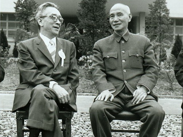 1958年台北，胡适、蒋中正合照