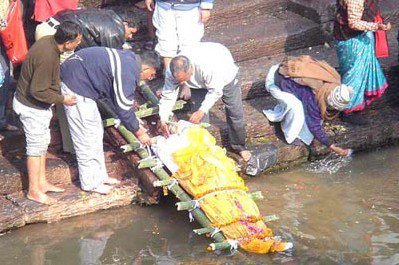 印度的水葬仪式。