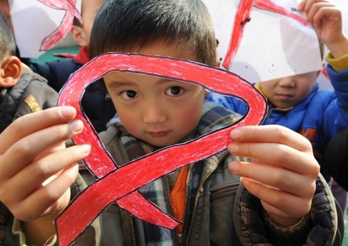 截至2015年底，中国发现现存活的艾滋病感染者共计57.7万人。（网络图片）