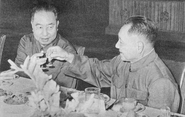 邓小平与华国锋谈笑风生，互相敬酒。